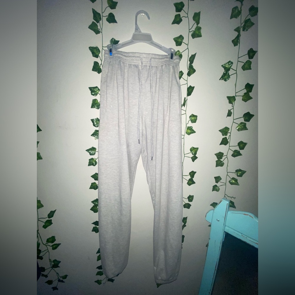 Gray sweatpants from Amazon in size XS